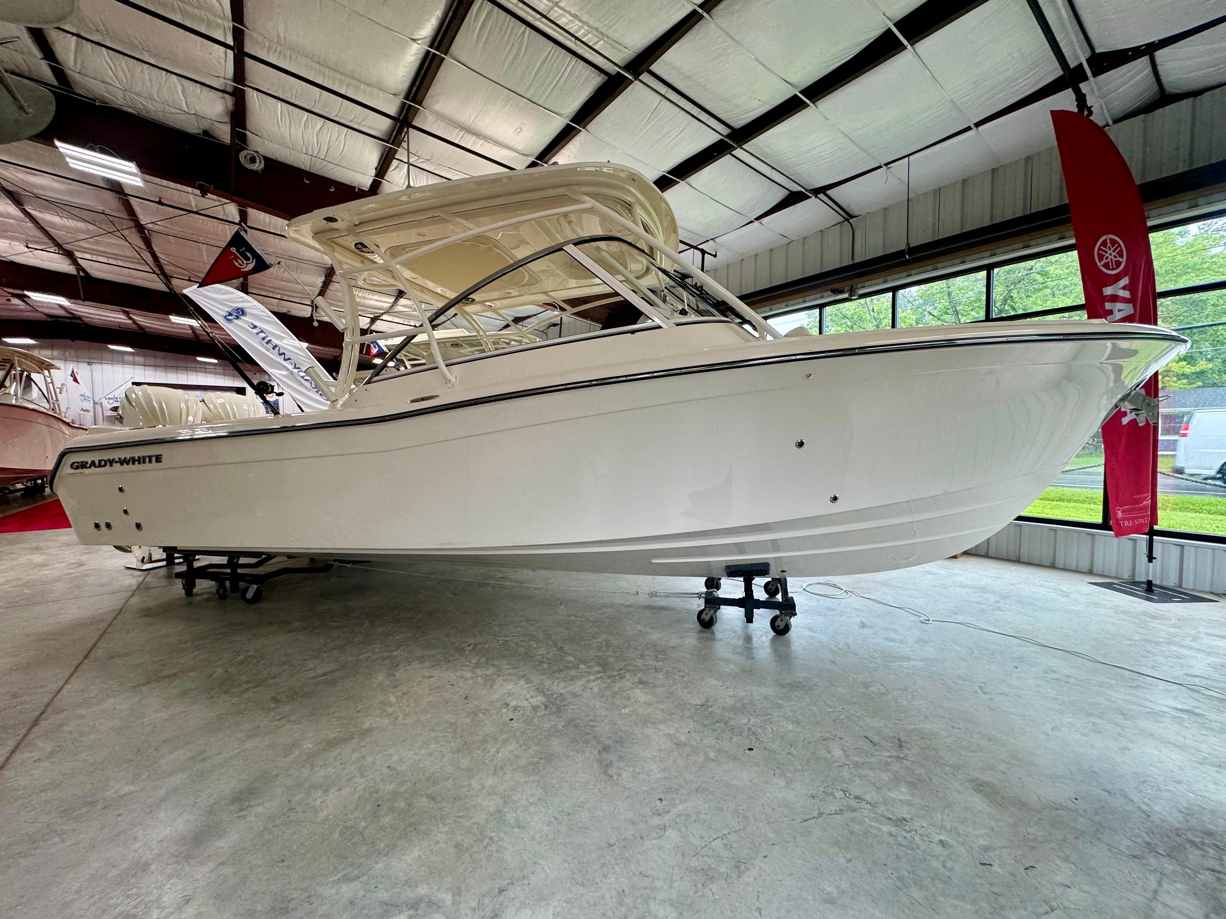 Grady-White Freedom 285 2025 Grady-White Freedom 285 boat displayed indoors, showcasing sleek design and modern features.