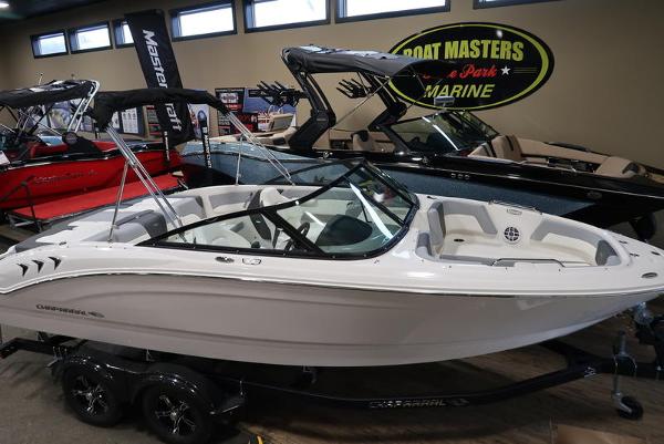 Chaparral 21 SSi 2025 Chaparral 21 SSi boat displayed indoors at Boat Masters Marine showroom.