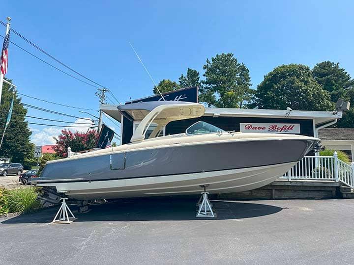 Chris-Craft Launch 31 GT 2024 Chris-Craft Launch 31 GT boat displayed outdoors on stands.