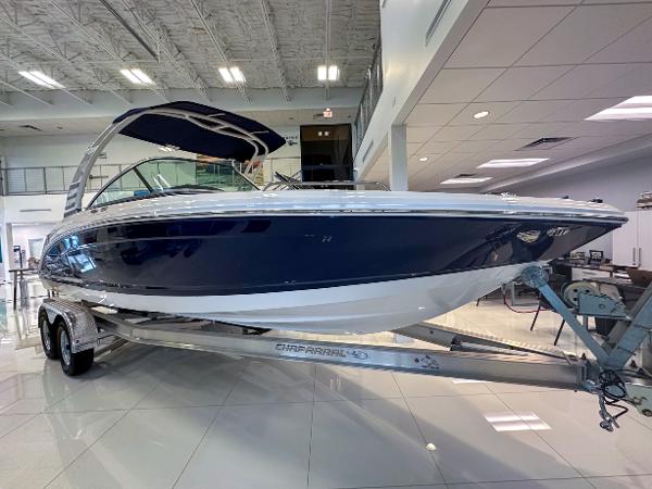 Chaparral 23 SSi OB 2024 Chaparral 23 SSi OB boat on display in showroom, blue and white exterior.