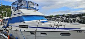 Bayliner 3870 Motoryacht 1986 Bayliner 3870 Motoryacht docked, featuring blue accents and covered upper deck.