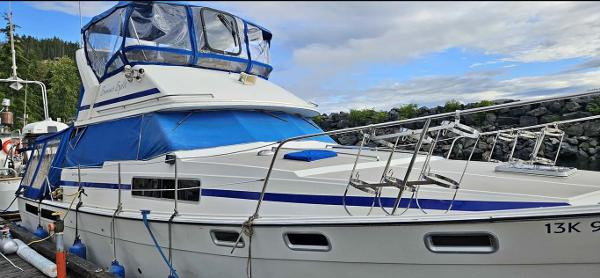 Bayliner 3870 Motoryacht 1986 Bayliner 3870 Motoryacht docked, featuring blue accents and covered upper deck.
