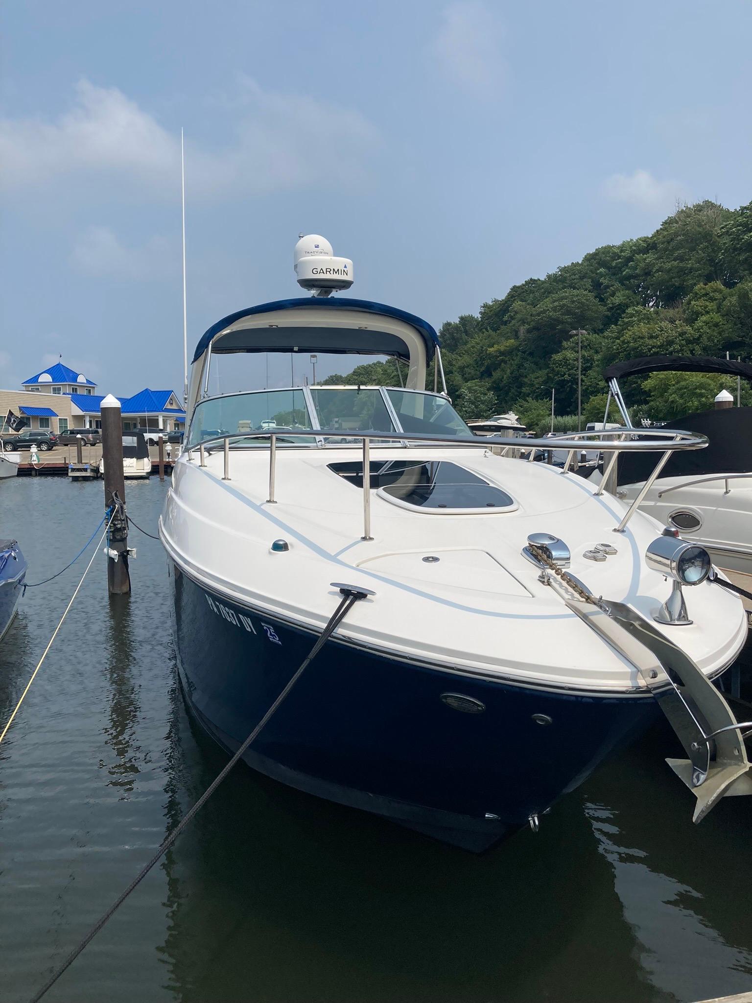 Sea Ray 270 Sundancer 2009 Sea Ray 270 Sundancer docked at marina, clear sky, lush greenery in background.