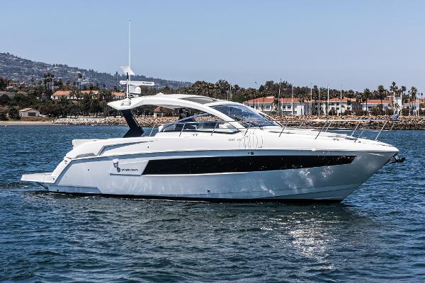 2021 Cruisers Yachts 39 Express Coupe