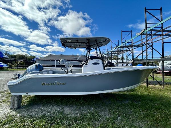 2022 NauticStar Legacy 2302