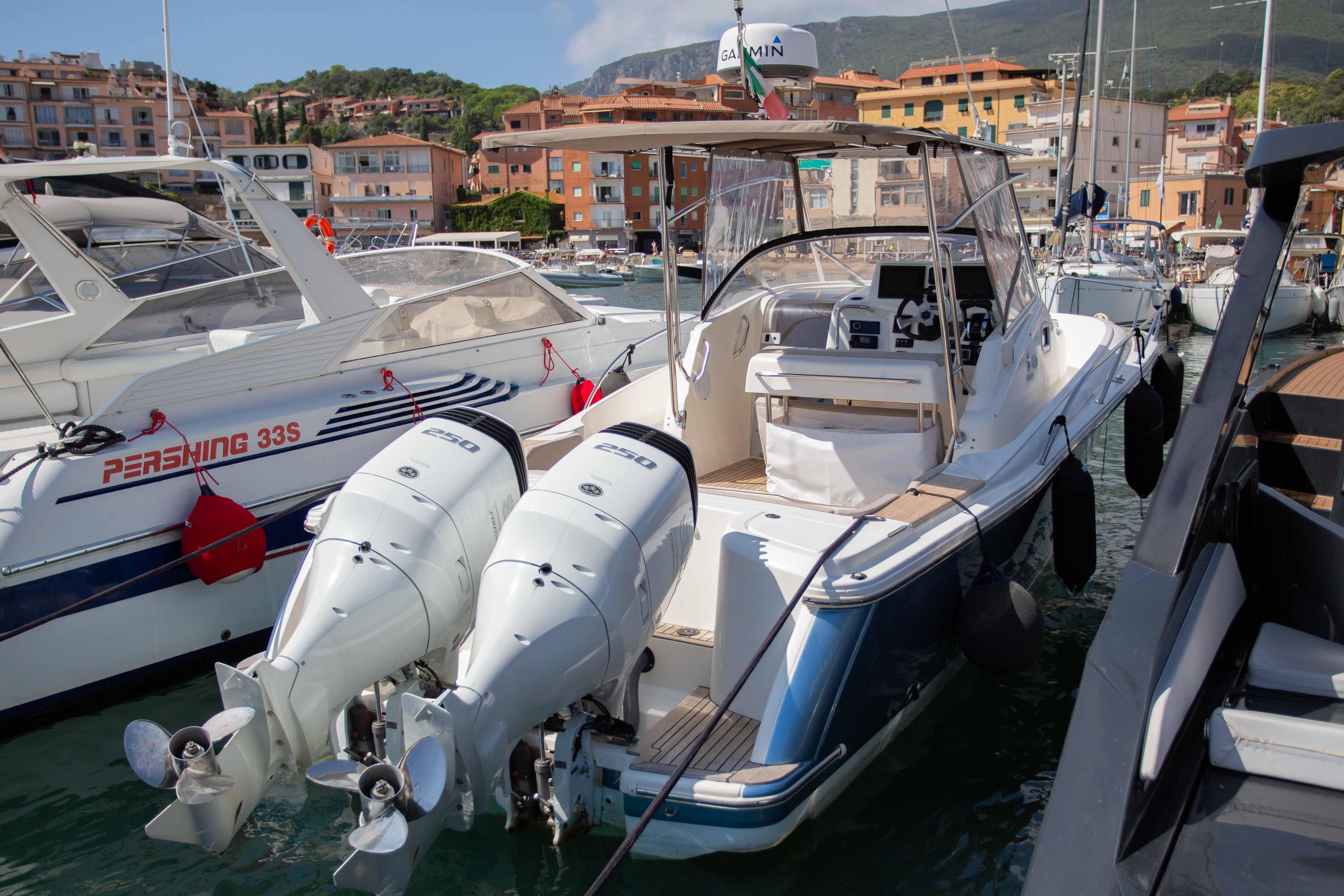 Jeanneau Cap Camarat 925 WA 2008 Jeanneau Cap Camarat 925 WA boat docked in a marina, featuring twin outboard engines.