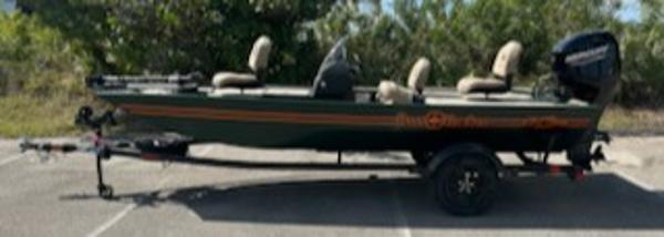 Tracker Bass Tracker Classic Limited 2025 Tracker Bass Tracker Classic Limited boat on trailer, parked outdoors.