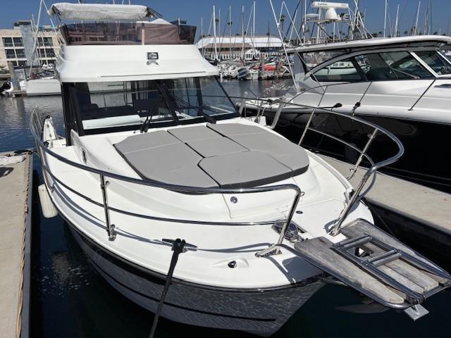 Jeanneau NC 1095 Fly 2020 Jeanneau NC 1095 Fly yacht docked at marina, featuring spacious deck and modern design.
