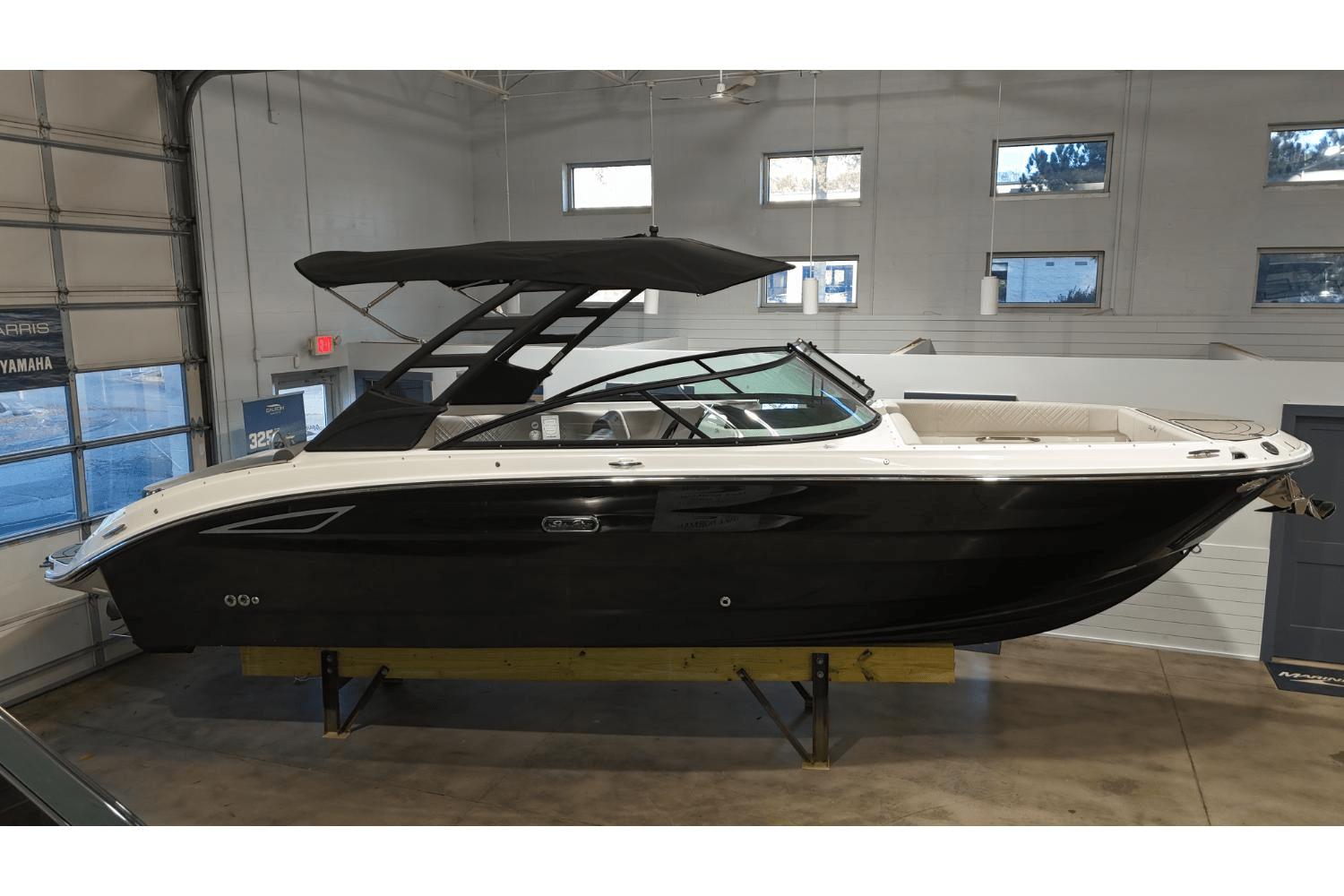 2025 Sea Ray SDX 270