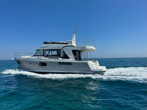Beneteau Swift Trawler 41 Fly 2023 Beneteau Swift Trawler 41 Fly cruising on open sea under clear blue sky.