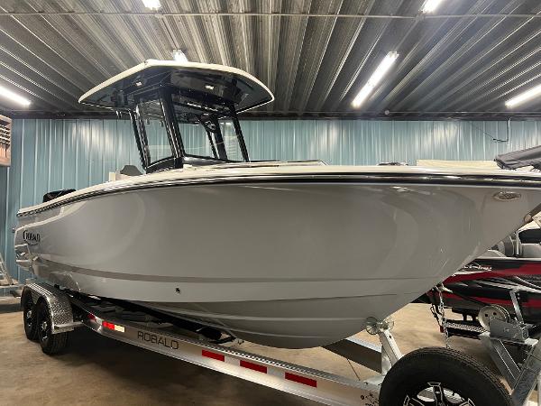 2025 Robalo R250 Center Console
