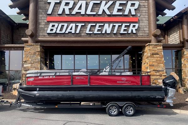 Regency R250DL3 2024 Regency R250DL3 pontoon boat at Tracker Boat Center.