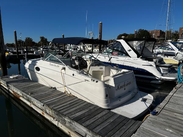 Rinker Fiesta Vee 250 2004 Rinker Fiesta Vee 250 boat docked at marina under clear blue sky.