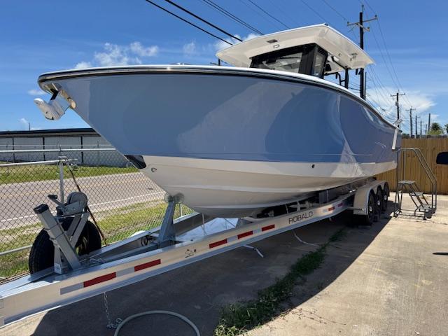 Robalo R300 Center Console