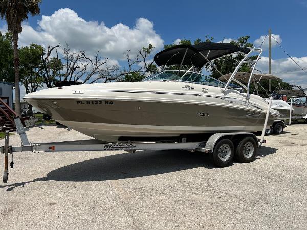 2005 Sea Ray 220 Sundeck