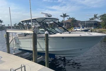 2023 Robalo R317 Dual Console