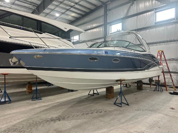 Formula 310 Sun Sport 2018 Formula 310 Sun Sport boat in indoor storage on stands.