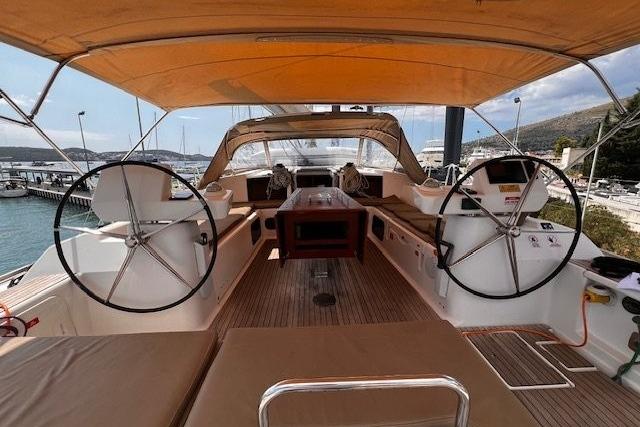 2017 Dufour 520