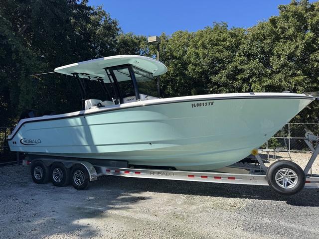 2024 Robalo R302 Center Console
