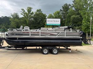 Ranger Reata 223FC 2022 Ranger Reata 223FC pontoon boat on trailer at Boateka dealership.