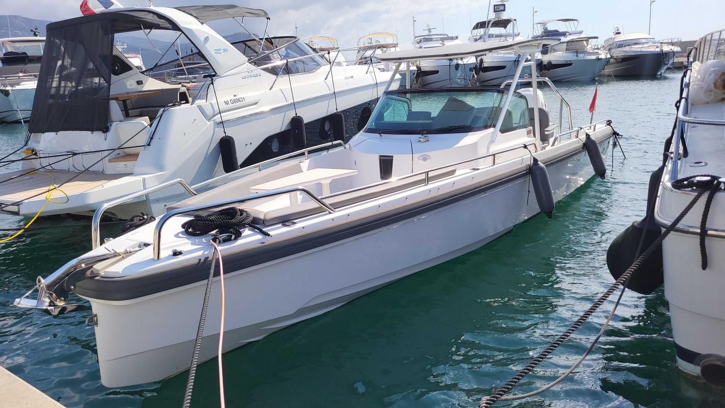 2020 Axopar 28 T-Top