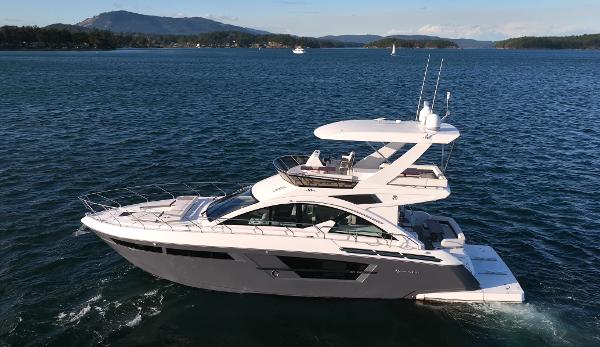 Cruisers Yachts 54 Cantius Flybridge