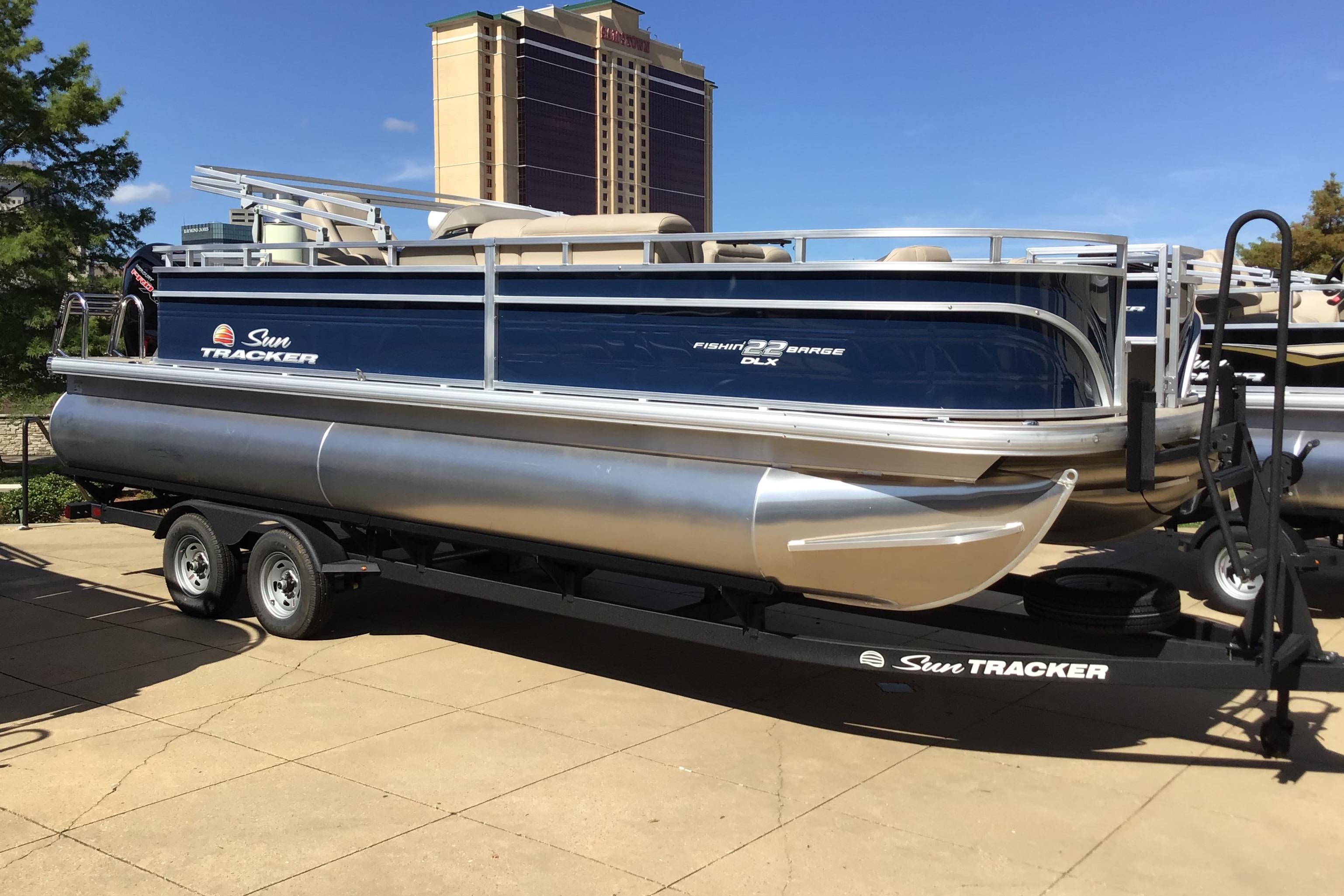 2025 Sun Tracker Fishin' Barge 22 DLX