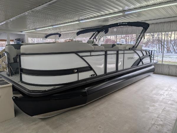 Sylvan L3 DLZ Bar 2025 Sylvan L3 DLZ Bar pontoon boat in showroom, featuring sleek design and modern amenities.