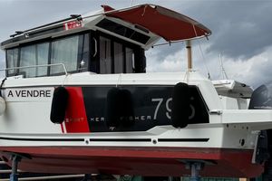 Jeanneau Merry Fisher 795 Sport Serie 2 2022 Jeanneau MERRY FISHER 795 SPORT SERIE 2 boat for sale, docked under cloudy skies.