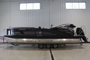 Bennington 24MFB 2025 Bennington 24MFB pontoon boat in a warehouse.