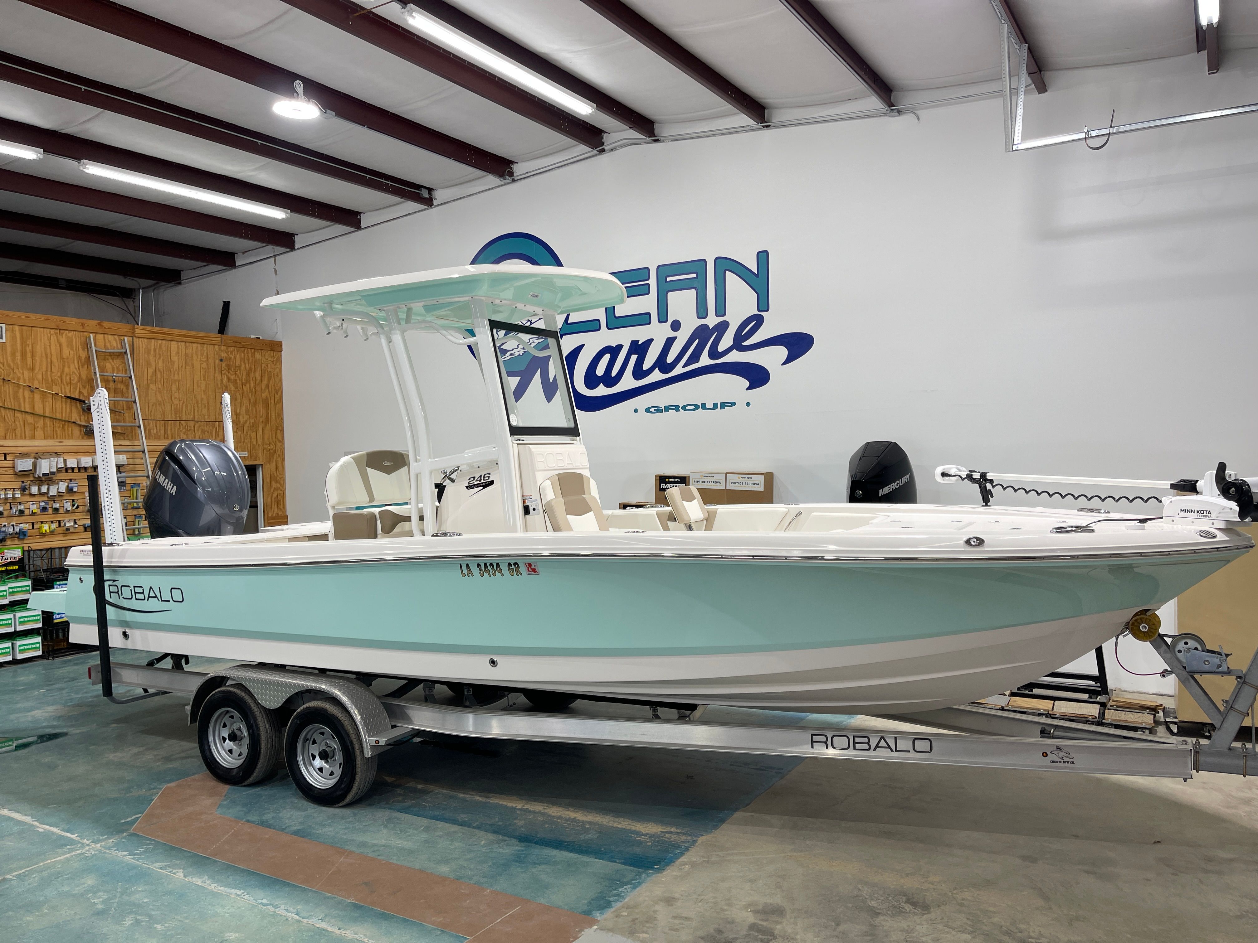 2023 Robalo Cayman 246