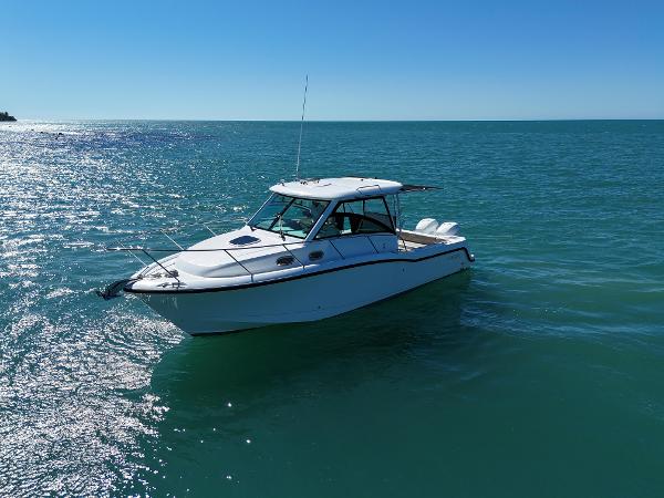 2015 Boston Whaler 315 Conquest
