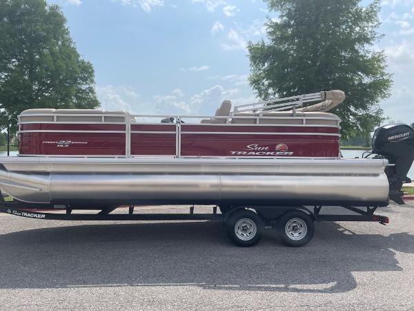 2025 Sun Tracker Party Barge 22 DLX