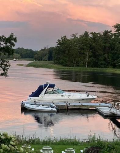 Sea Ray 340 Sundancer 2002 Sea Ray 340 Sundancer docked on serene lake at sunset.