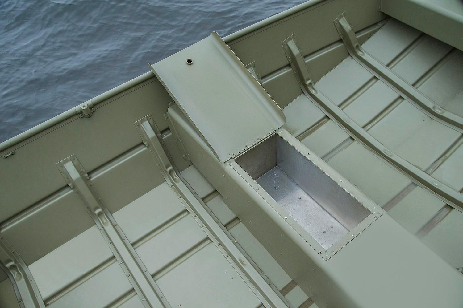 Crestliner Boat image