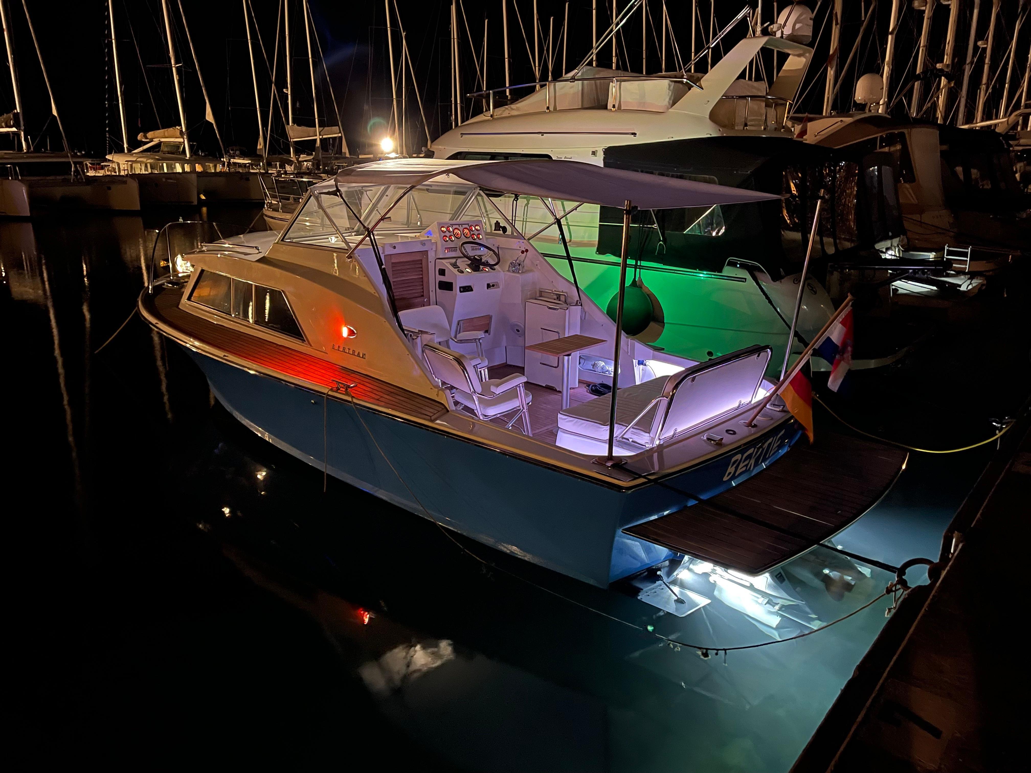 1963 Bertram Express Cruiser 25