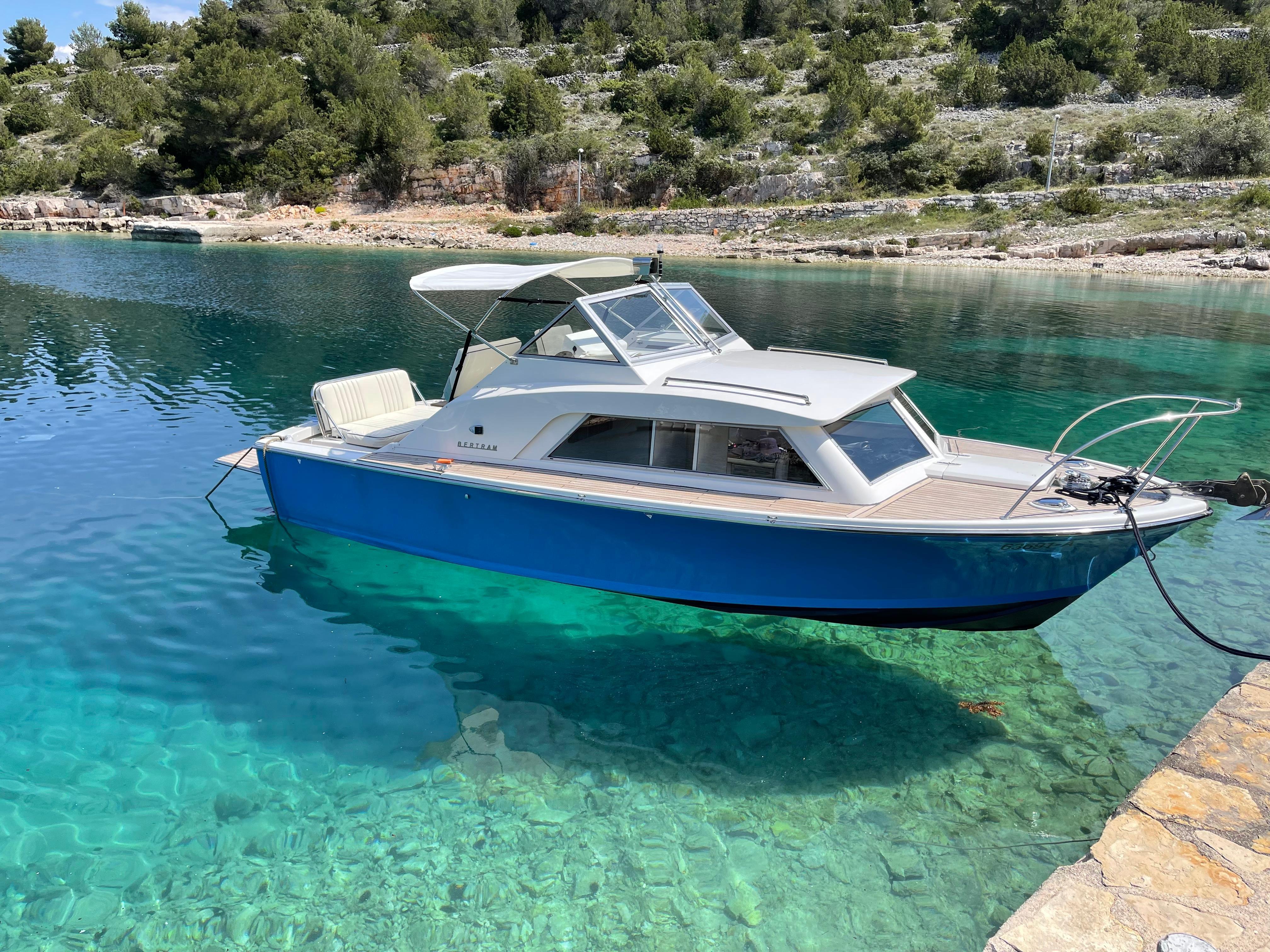 1963 Bertram Express Cruiser 25