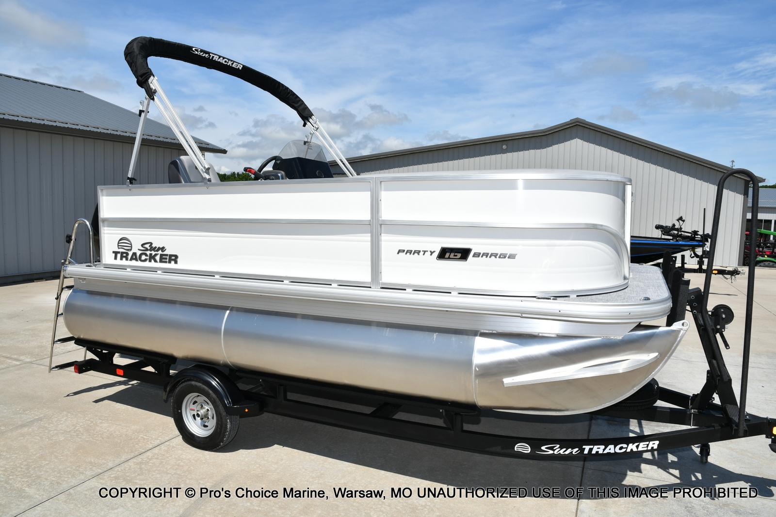 2026 Sun Tracker Party Barge 16