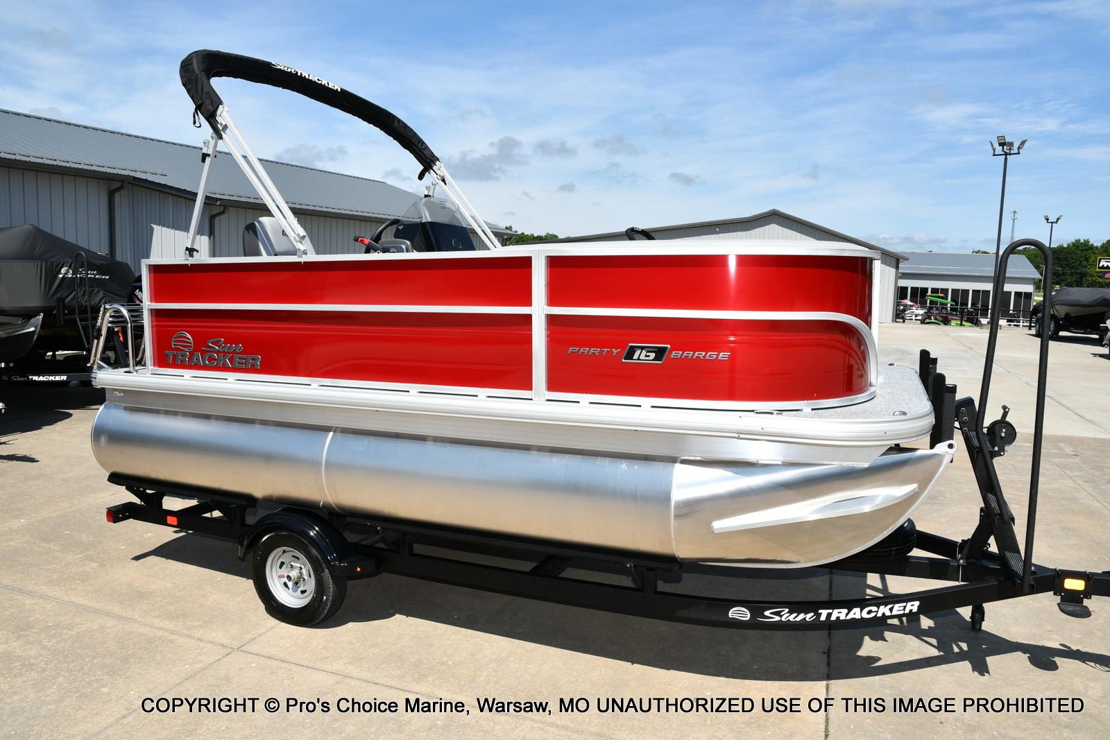 2026 Sun Tracker Party Barge 16