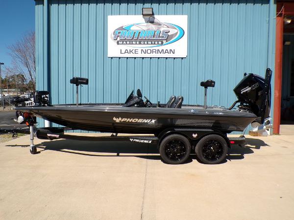 Phoenix 920 Elite 2025 Phoenix 920 Elite boat at Foothills Marine Center, Lake Norman.