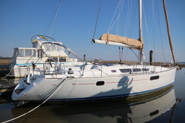 Jeanneau 44i 2009 Jeanneau 44i sailboat docked, featuring sleek design and white hull.