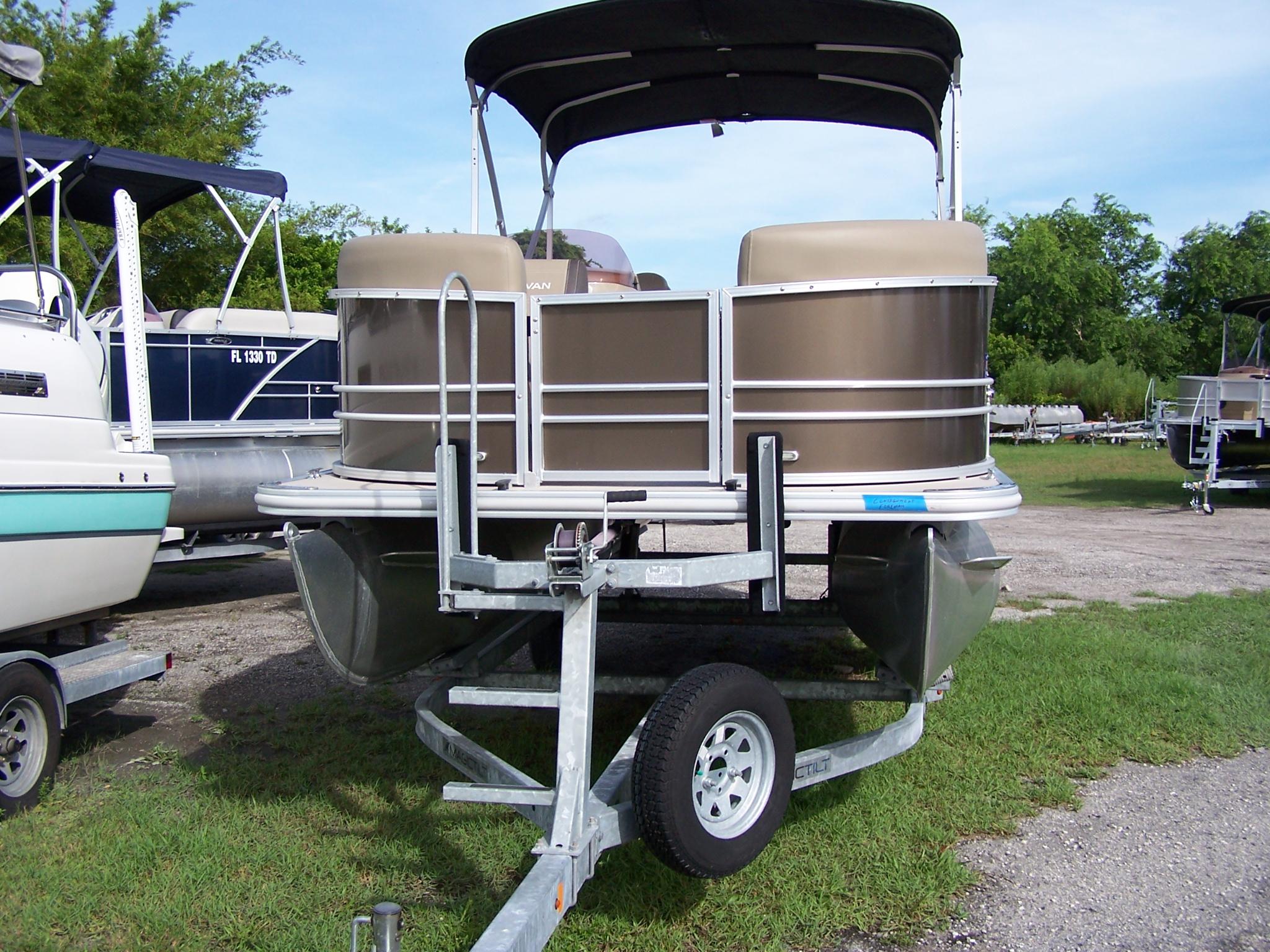 Sylvan Mirage 820 PARTY FISH 2022 Sylvan Mirage 820 PARTY FISH pontoon boat on trailer, parked outdoors.
