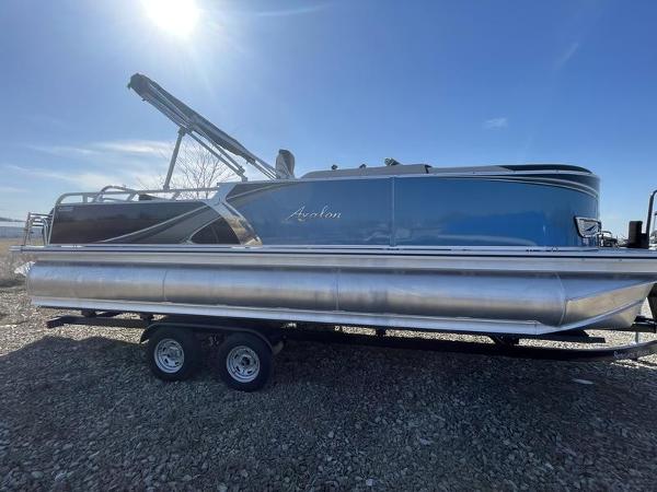 2024 Avalon LSZ Versatile Rear Lounger