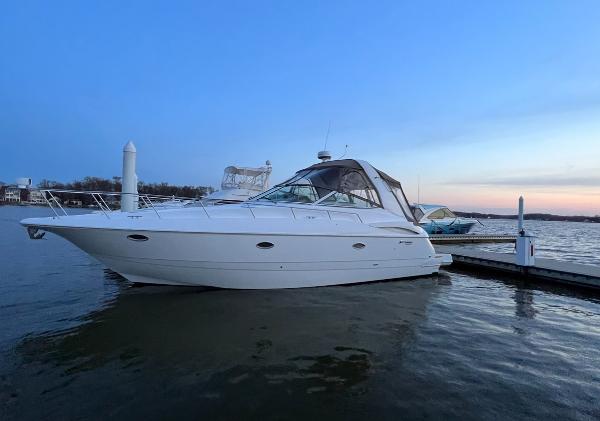 2001 Cruisers Yachts 3672 Express