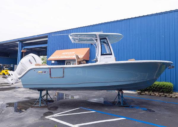 Sea Hunt Ultra 245 SE 2026 Sea Hunt Ultra 245 SE boat displayed outdoors on stands.