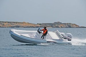 Selva D650 Selva D650 boat cruising on water, 2018 model, with driver in orange jacket.
