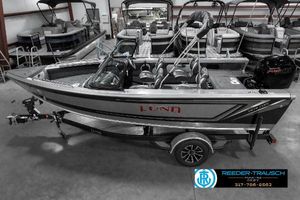 Lund 1875 Tyee 2025 Lund 1875 Tyee boat in showroom, side view, on trailer.