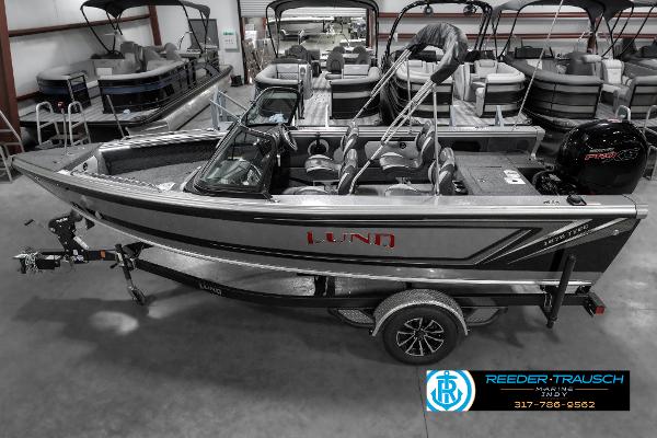 Lund 1875 Tyee 2025 Lund 1875 Tyee boat in showroom, side view, on trailer.