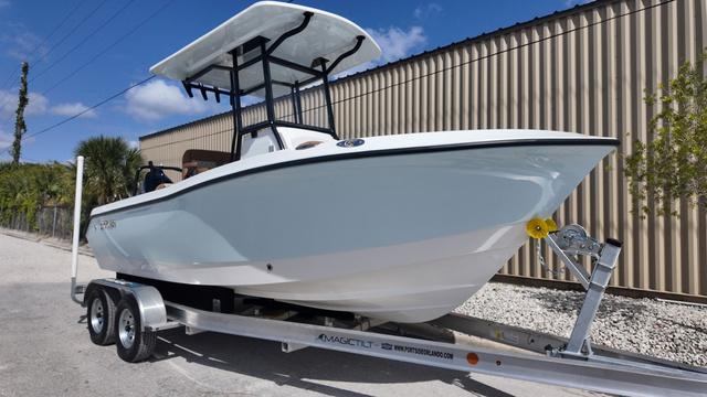 2025 Polar 220 CC Simrad 9, Stereo, Ski Bar