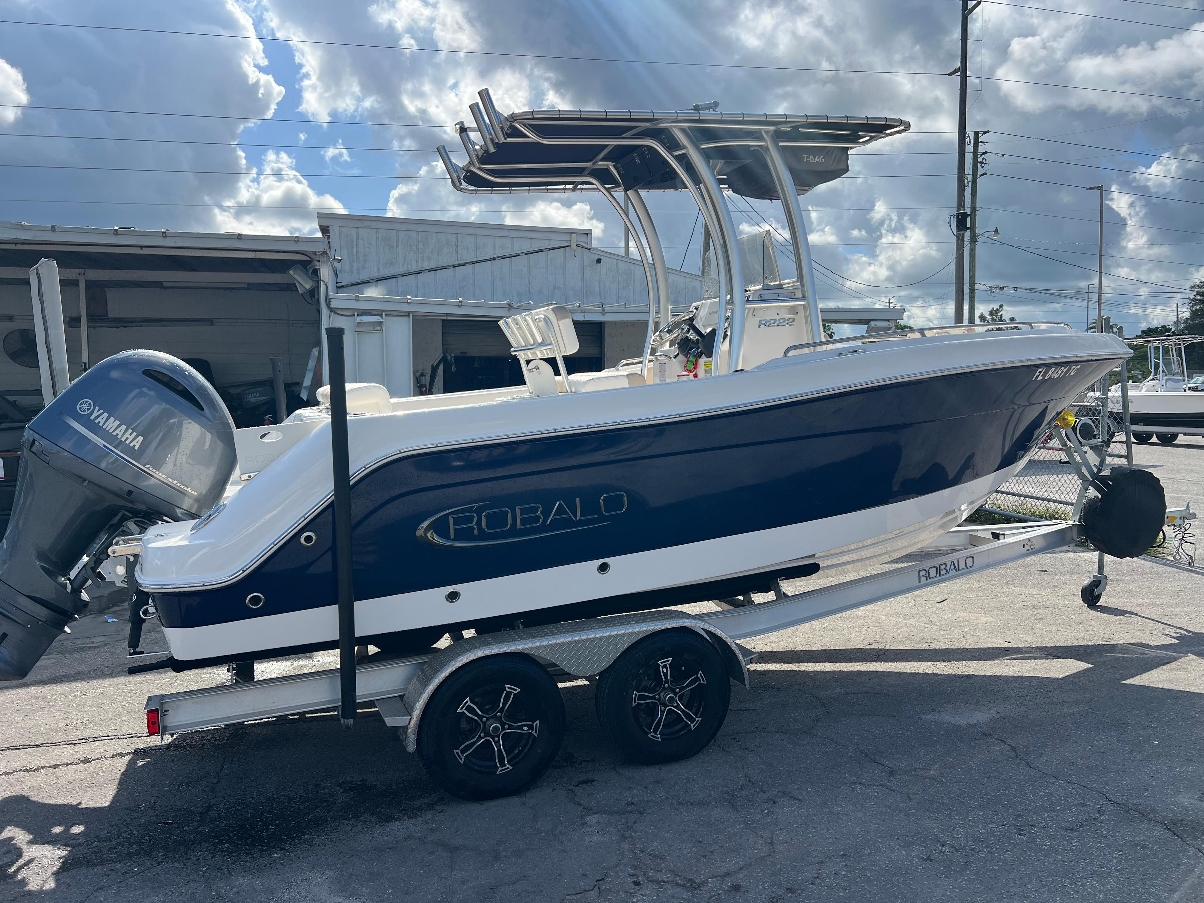 Robalo R222 Center Console 2022 Robalo R222 Center Console boat on trailer, featuring Yamaha engine, under cloudy sky.